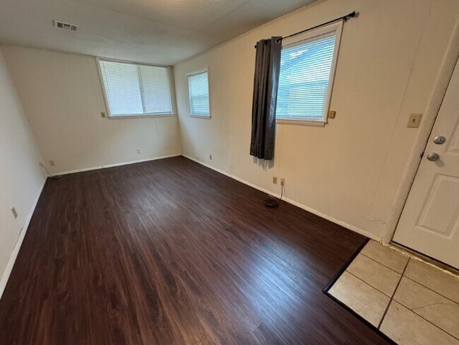 Building Photo - 4-bedroom garage conversion, cute and clea...