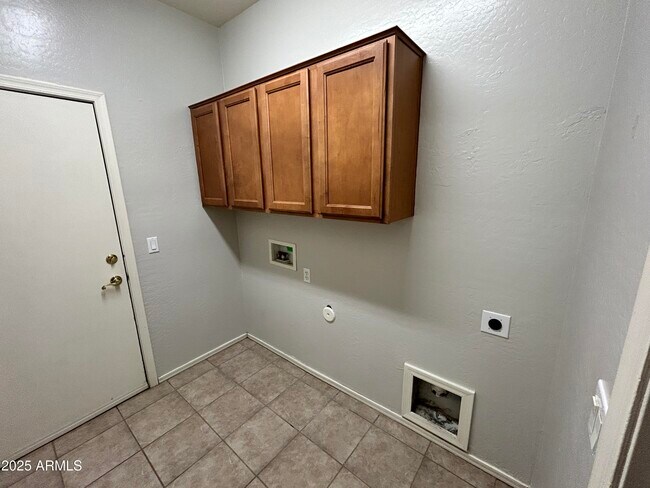 Building Photo - 7010 S 37th Glen