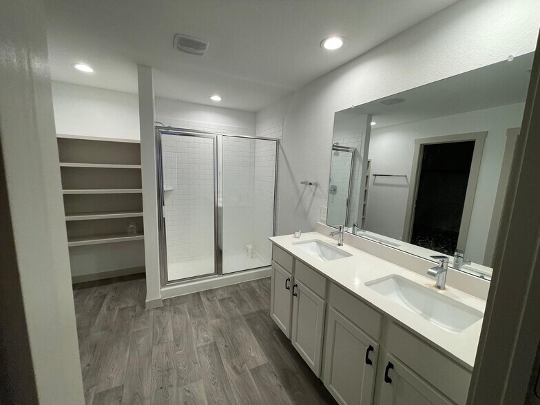 Building Photo - 7015 Sunbreeze Ln