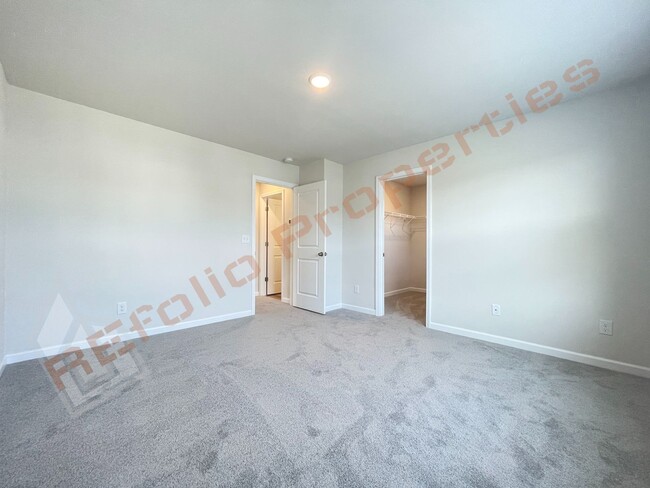 Building Photo - Beautiful 4 Bedroom 2.5 Bathroom Home w/ G...