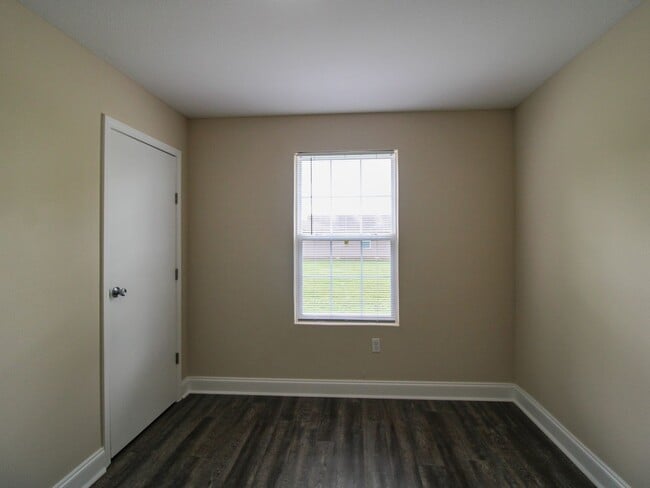 Building Photo - 123 Meadows Ln