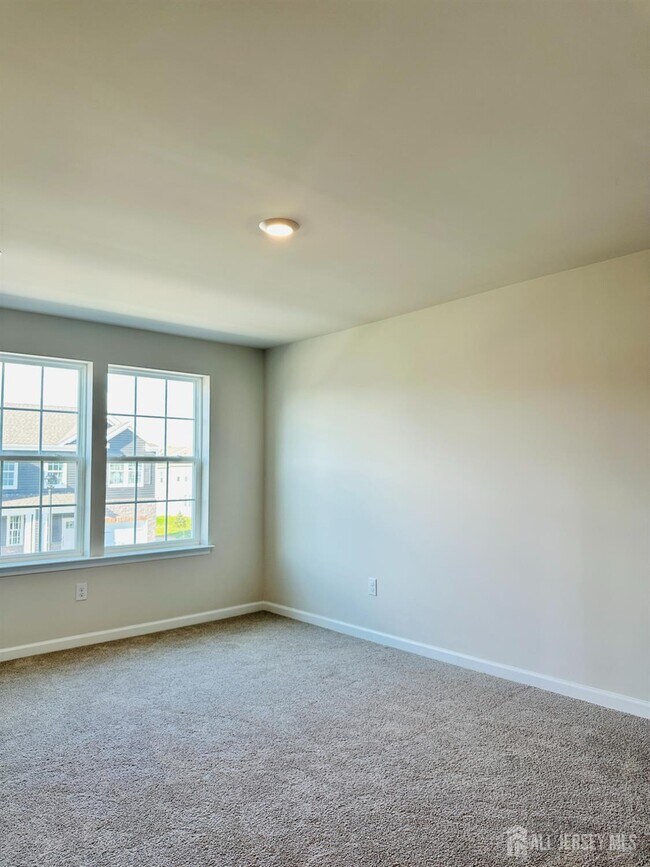 Building Photo - 8 Elenor Ln