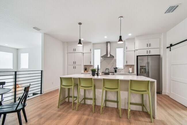 Building Photo - A charming coastal townhouse, just minutes from downtown St. Pete!