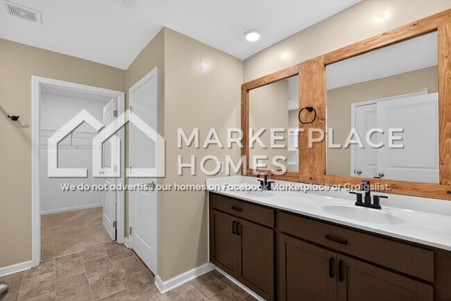 Building Photo - 1067 Evan Ct