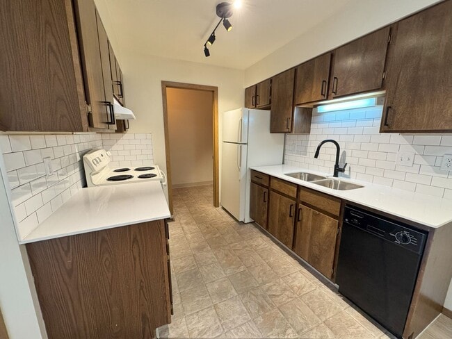Building Photo - 640 Coraline Ave