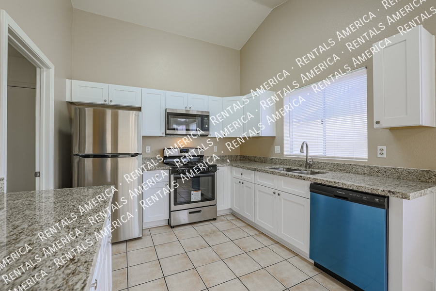 Building Photo - 6164 E Grandview St