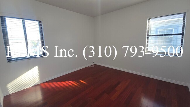 Building Photo - Refurbished Upstairs Apartment with Garage parking