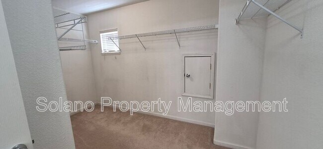 Building Photo - 2080 Mariposa Dr