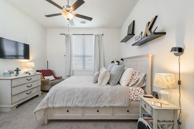 Building Photo - FEB 2026! Beautiful 3/2 Home w/ Huge Backyard in Edgewater!