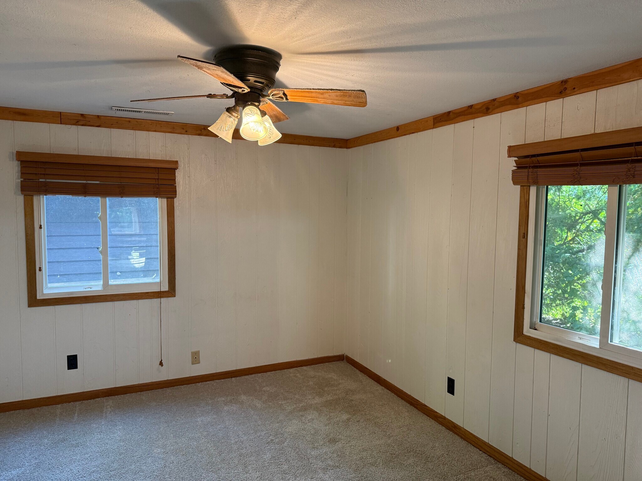 Bedroom w/ walk-in closet - 4407 Outlook St