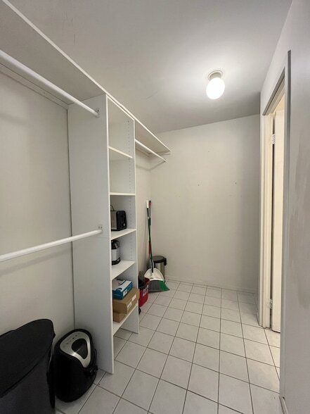 Building Photo - 4343 N Clarendon Ave