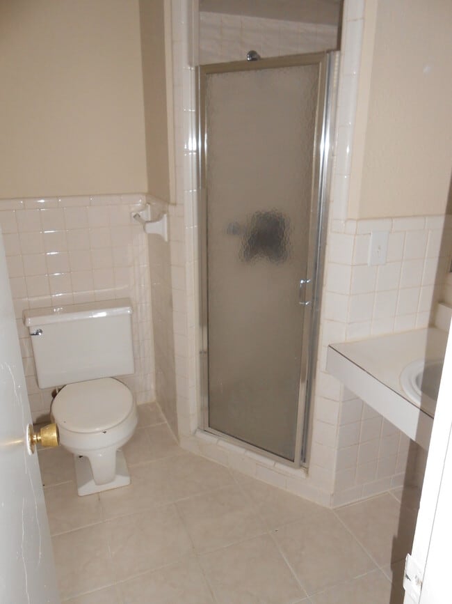 Building Photo - 3 Bedroom Townhome Close to Guilford College