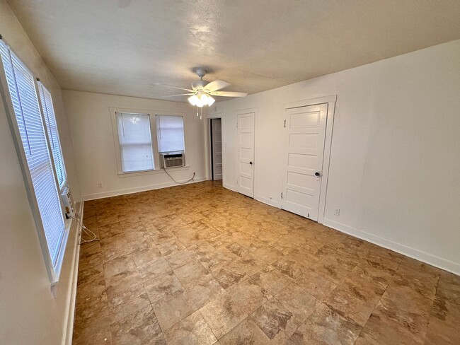 Building Photo - COZY 2-Bed GARAGE APARTMENT w/ FENCED YARD...