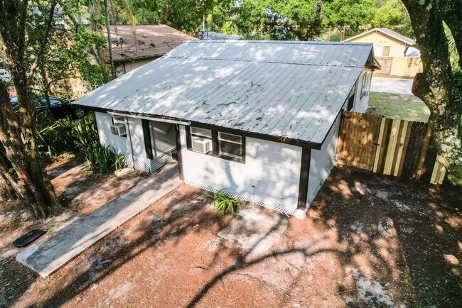 Building Photo - 3bdrm/1bath Home with large fenced yard  ** Section 8 OK ** $1,695.00