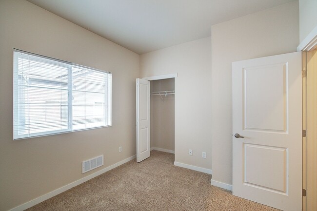 Building Photo - 2Bd/1.75Ba Issaquah Townhouse