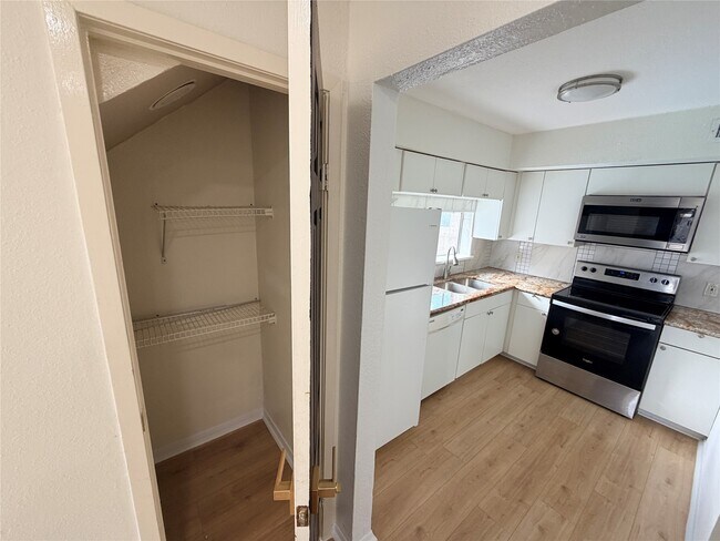 Building Photo - 10855 Meadowglen Ln