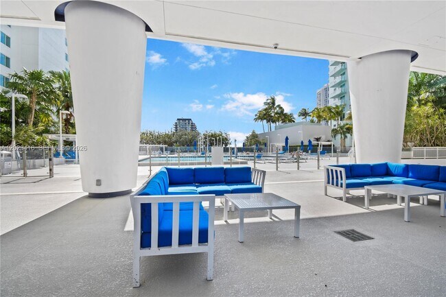 Building Photo - 1800 N Bayshore Dr