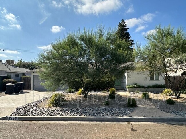 Primary Photo - 2445 W Cambridge Ave