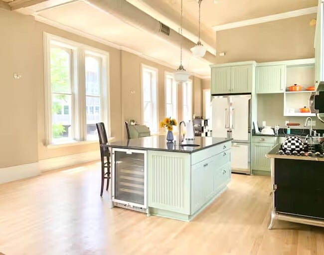 Building Photo - Enormous Upper Floor Unit in Heart of Downtown MKE