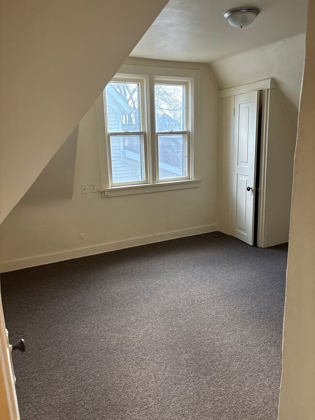 Building Photo - SPACIOUS 4 BEDROOM HOME READY TO WELCOME YOU