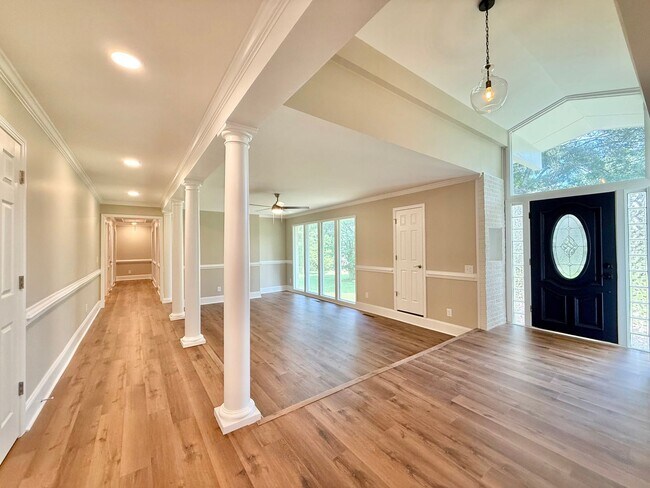 Building Photo - Newly Remodeled Ranch-Style 4BD, 3.5BA Ral...