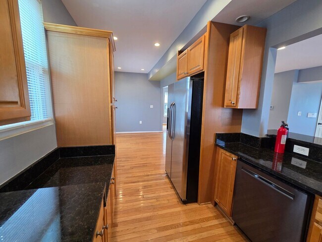Building Photo - Lovely 3 BR/2.5 BA Single-Family Home in O...