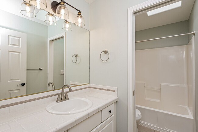 Building Photo - 3 Bed 2.5 Bth Upper Floor Unit + A/C + Fireplace + Large Deck