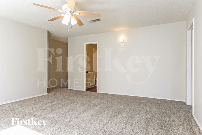 Building Photo - 5704 Creekhollow Dr