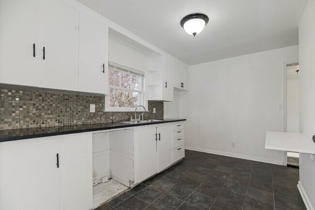 Building Photo - Charming 4-Bedroom Home in Kansas City, MO...