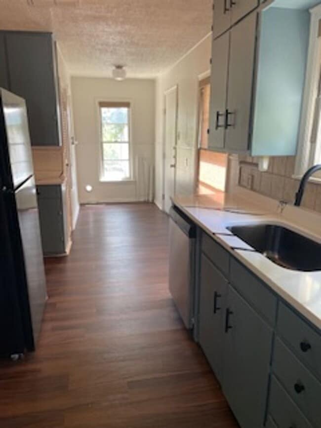 Building Photo - 3/1 1/2, Garage, Recent remodel