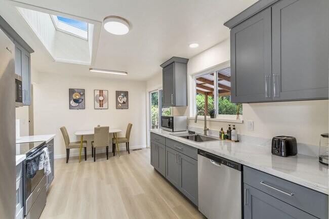 Building Photo - 12527 SE 52nd St