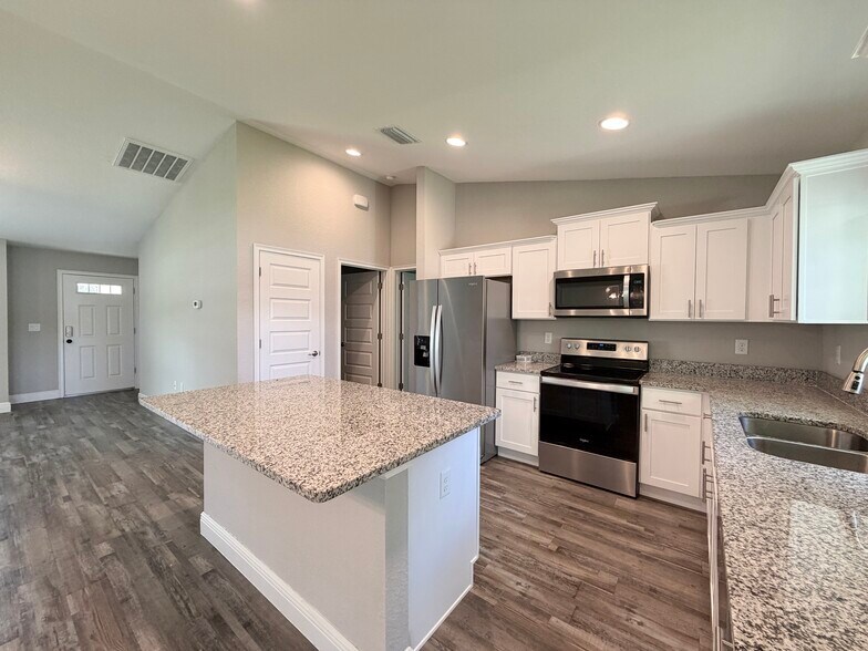 Building Photo - 9 Larch Dr