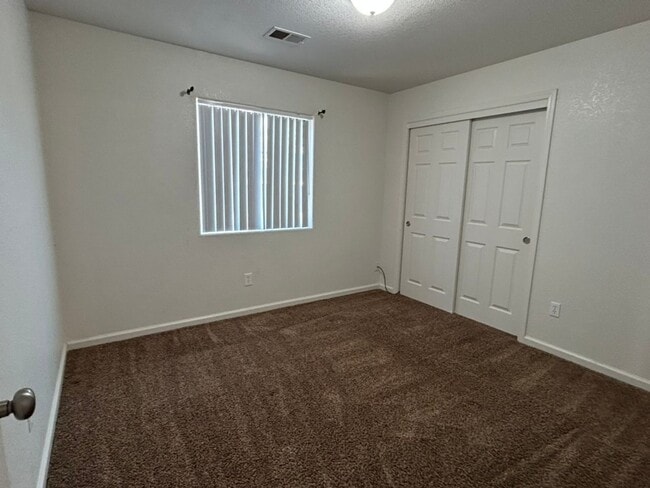 Building Photo - Bright & Comfortable 4 Bed, 2 Bath Home on...