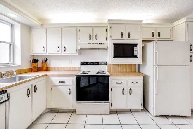 Building Photo - 3951 Via Poinciana