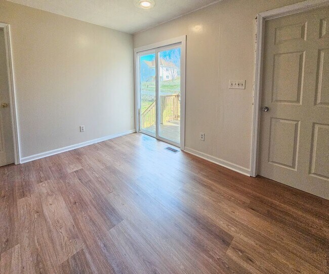 Building Photo - Knoxville 37921 - 3 bedroom, 2 bath Duplex - Contact Ryan Fogarty 865-333-4840