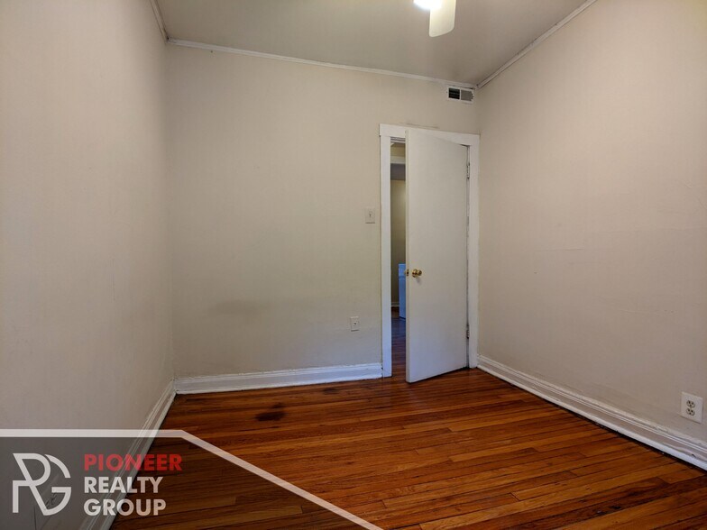 Building Photo - 1202 W Wellington Ave