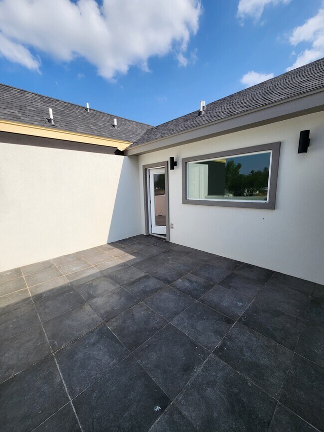 Building Photo - 702 W Seminole Ave