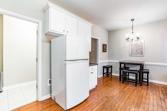Building Photo - 2 Bedroom + Loft Townhome in Prime Raleigh...