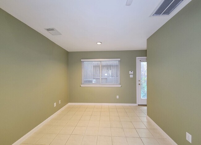 Building Photo - Great opportunity to lease a wonderful town home in the Montrose /Midtown location and within eas...