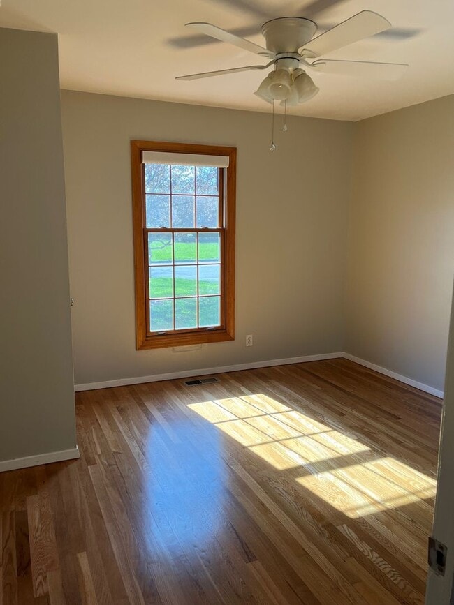 Building Photo - 3 Bedroom / 1 Bath  Johnson City, TN