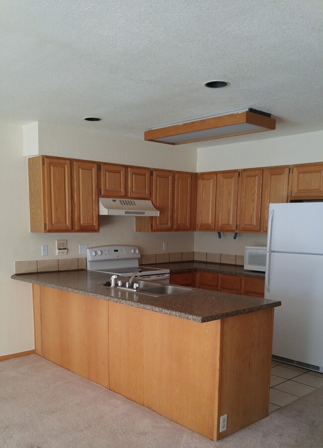 Building Photo - Remodeled Lagoon Townhome - 1 Bedroom + Den/2 Bath w/Clubhouse & Underground Parking
