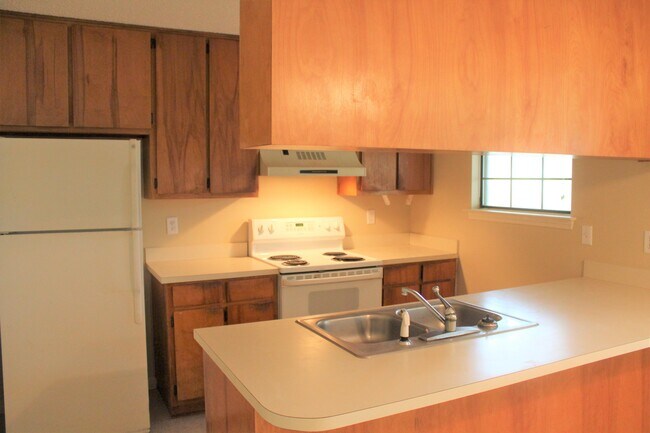 Building Photo - 2138 Edgewood Dr