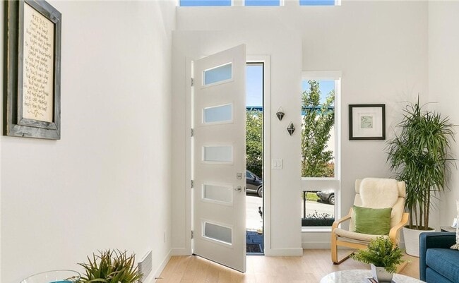 Building Photo - West Seattle Townhouse