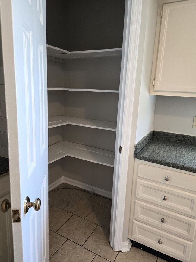 Building Photo - Spacious Split Level In Gainesway   20260501