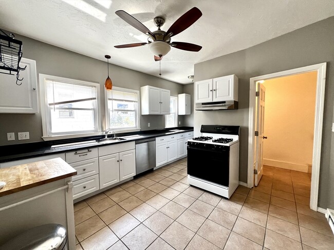 Building Photo - 12 Bailey St