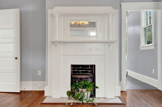 Building Photo - 25 E 33rd St