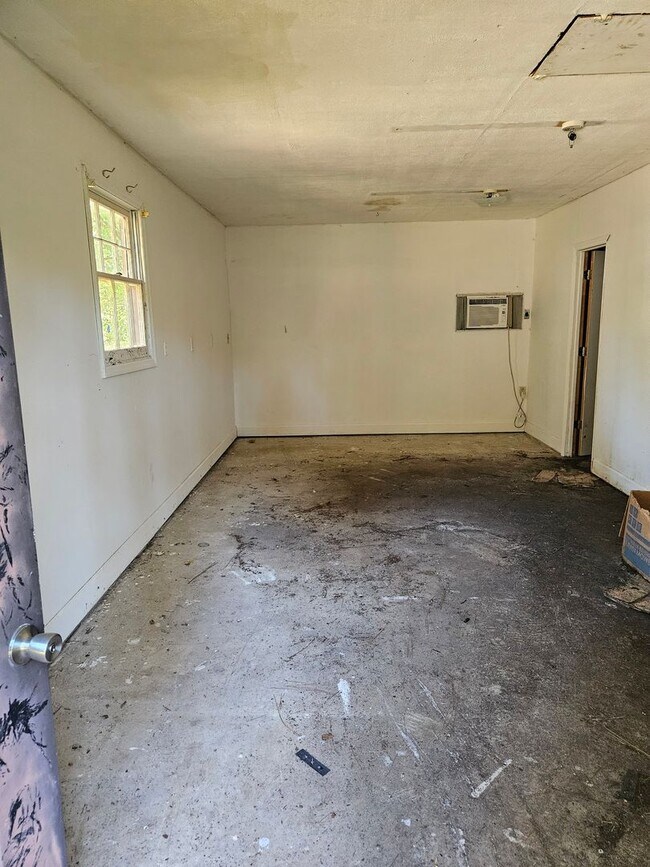 Building Photo - 792 Whispering Pines Rd
