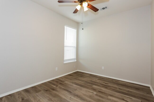 Building Photo - 2804 Hilcroft Ave