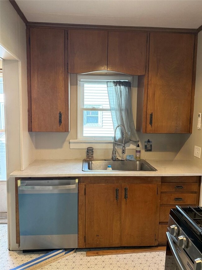 Building Photo - Great neighborhood, watchful neighbors, darling Midtown home near fairgrounds & TU.