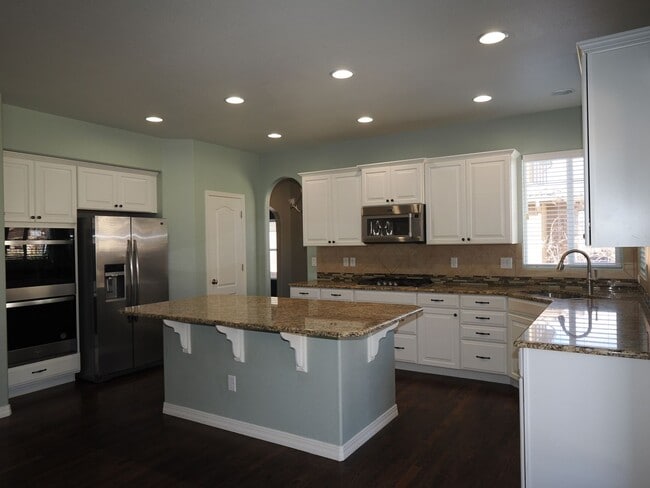 Building Photo - 5 Bedroom Home with AC in Cordera!